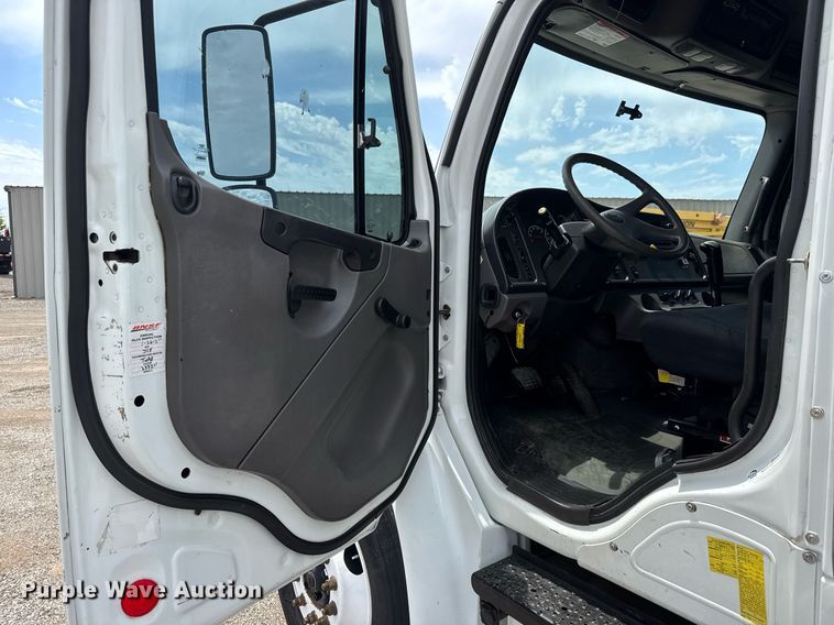 image for item DY0013 2007 Freightliner Business Class M2 Crew Cab flatbed truck