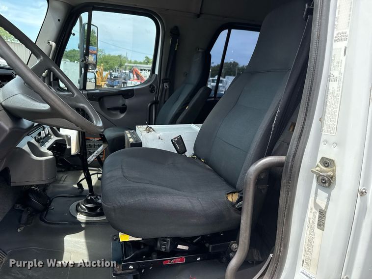 image for item DY0013 2007 Freightliner Business Class M2 Crew Cab flatbed truck