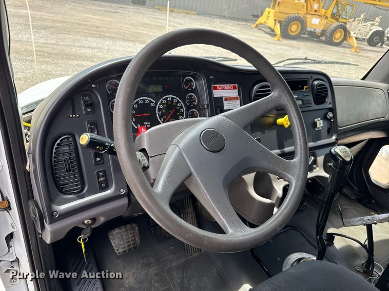 image for item DY0013 2007 Freightliner Business Class M2 Crew Cab flatbed truck