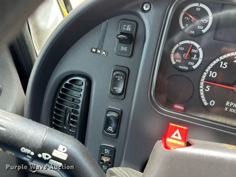 image for item DY0013 2007 Freightliner Business Class M2 Crew Cab flatbed truck