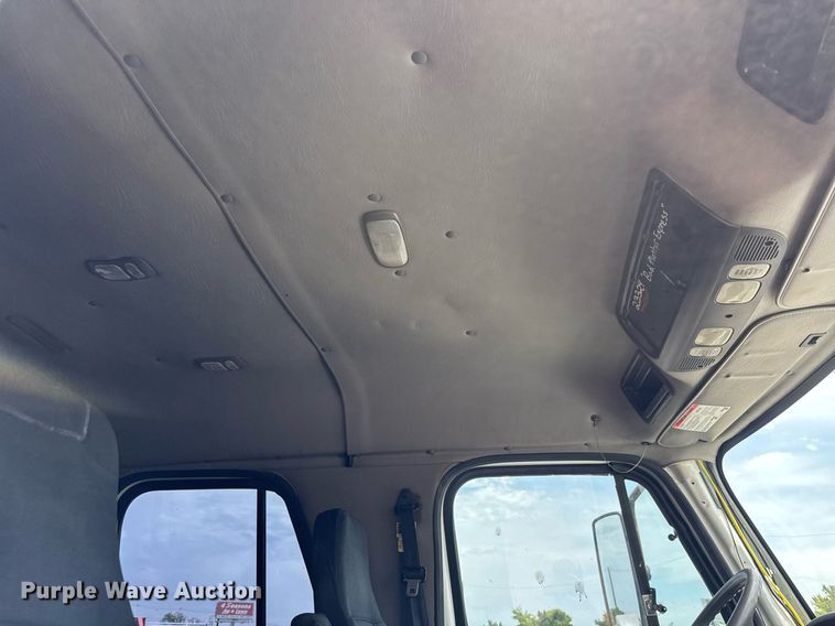 image for item DY0013 2007 Freightliner Business Class M2 Crew Cab flatbed truck