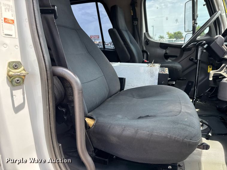 image for item DY0013 2007 Freightliner Business Class M2 Crew Cab flatbed truck