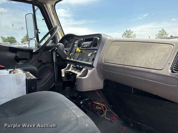 image for item DY0013 2007 Freightliner Business Class M2 Crew Cab flatbed truck