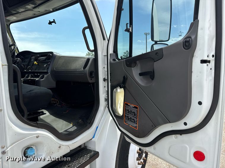 image for item DY0013 2007 Freightliner Business Class M2 Crew Cab flatbed truck