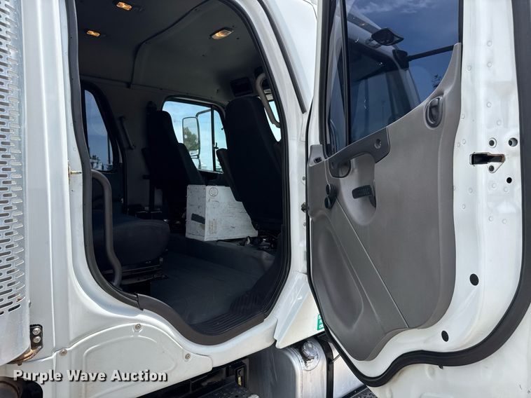 image for item DY0013 2007 Freightliner Business Class M2 Crew Cab flatbed truck