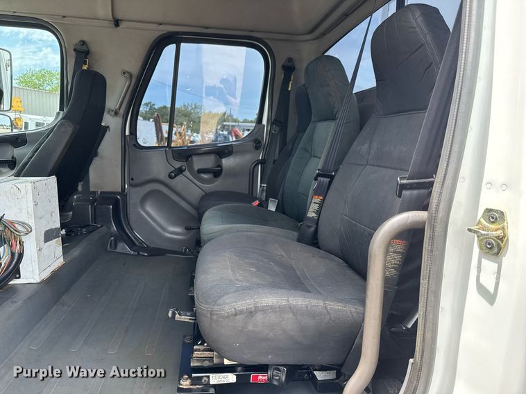 image for item DY0013 2007 Freightliner Business Class M2 Crew Cab flatbed truck