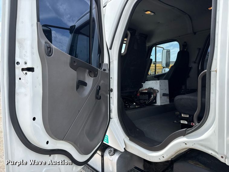 image for item DY0013 2007 Freightliner Business Class M2 Crew Cab flatbed truck