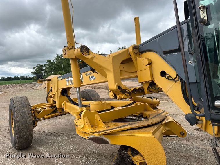 image for item DY0073 2004 John Deere 772CH Series II motor grader