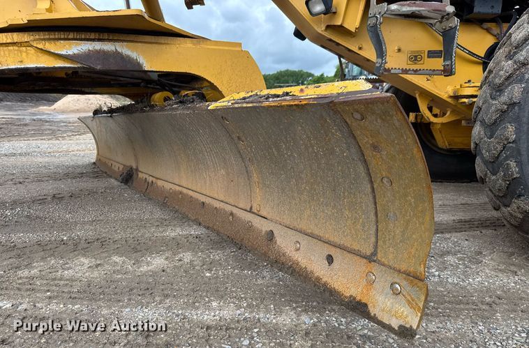 image for item DY0073 2004 John Deere 772CH Series II motor grader