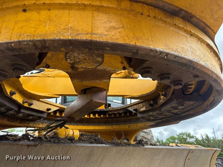 image for item DY0073 2004 John Deere 772CH Series II motor grader