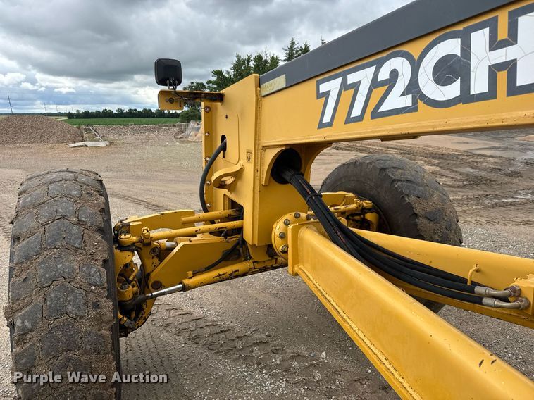 image for item DY0073 2004 John Deere 772CH Series II motor grader