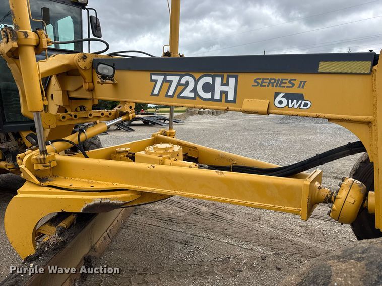 image for item DY0073 2004 John Deere 772CH Series II motor grader