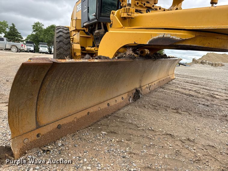 image for item DY0073 2004 John Deere 772CH Series II motor grader