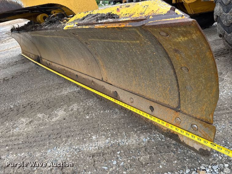 image for item DY0073 2004 John Deere 772CH Series II motor grader