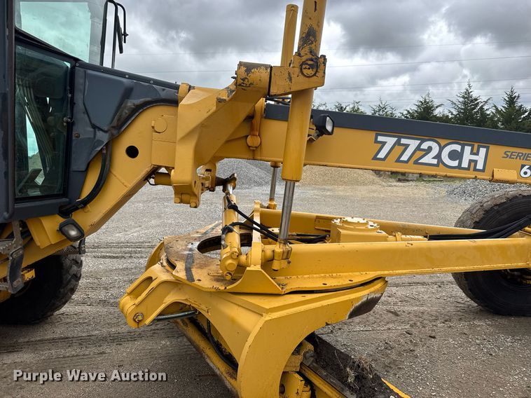 image for item DY0073 2004 John Deere 772CH Series II motor grader