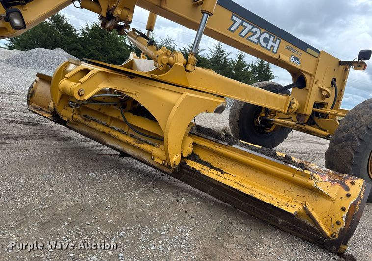 image for item DY0073 2004 John Deere 772CH Series II motor grader