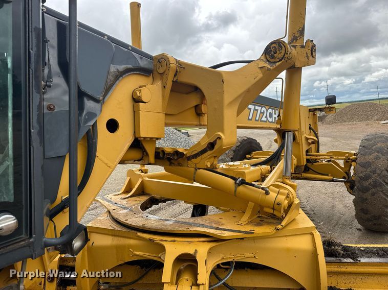 image for item DY0073 2004 John Deere 772CH Series II motor grader