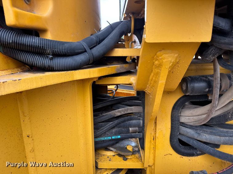 image for item DY0073 2004 John Deere 772CH Series II motor grader