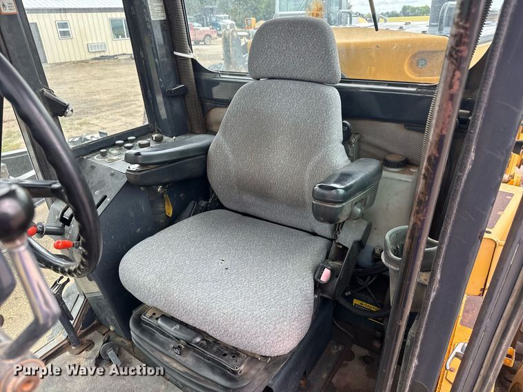 image for item DY0073 2004 John Deere 772CH Series II motor grader