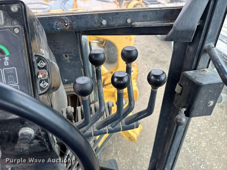 image for item DY0073 2004 John Deere 772CH Series II motor grader