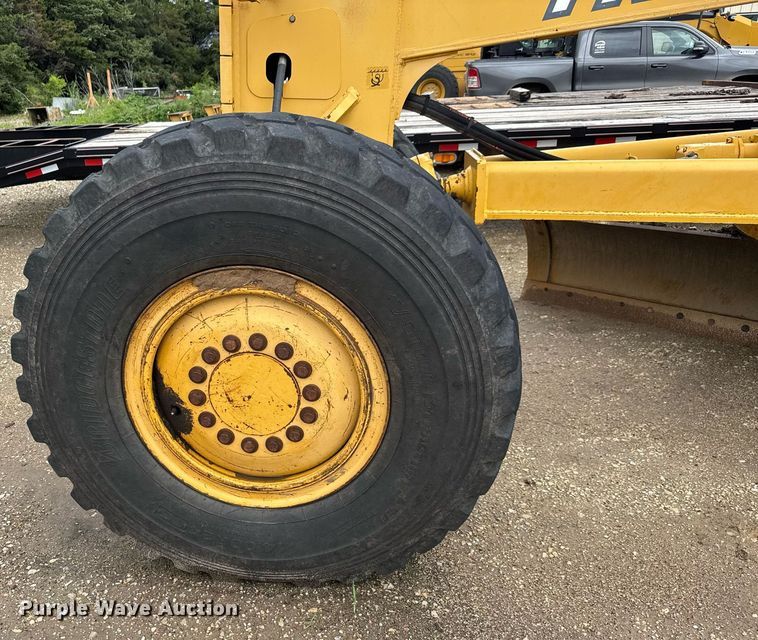 image for item DY0073 2004 John Deere 772CH Series II motor grader