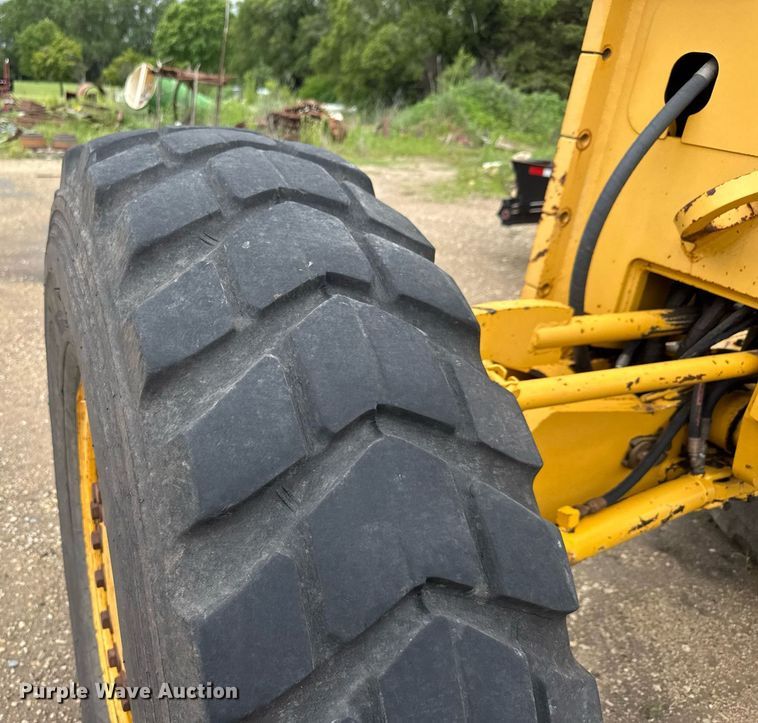 image for item DY0073 2004 John Deere 772CH Series II motor grader