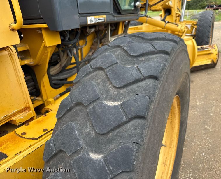 image for item DY0073 2004 John Deere 772CH Series II motor grader