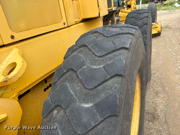 image for item DY0073 2004 John Deere 772CH Series II motor grader