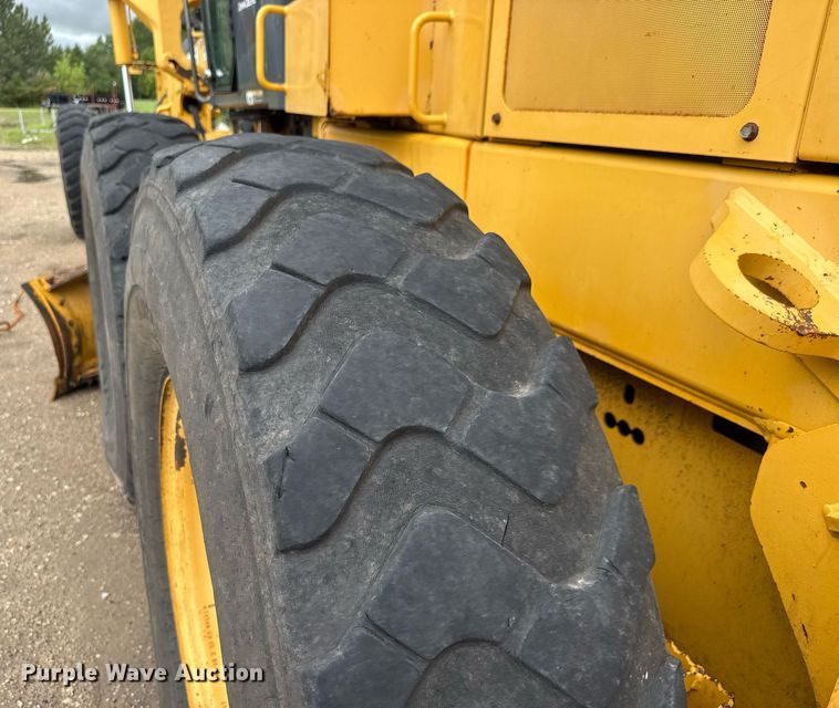 image for item DY0073 2004 John Deere 772CH Series II motor grader