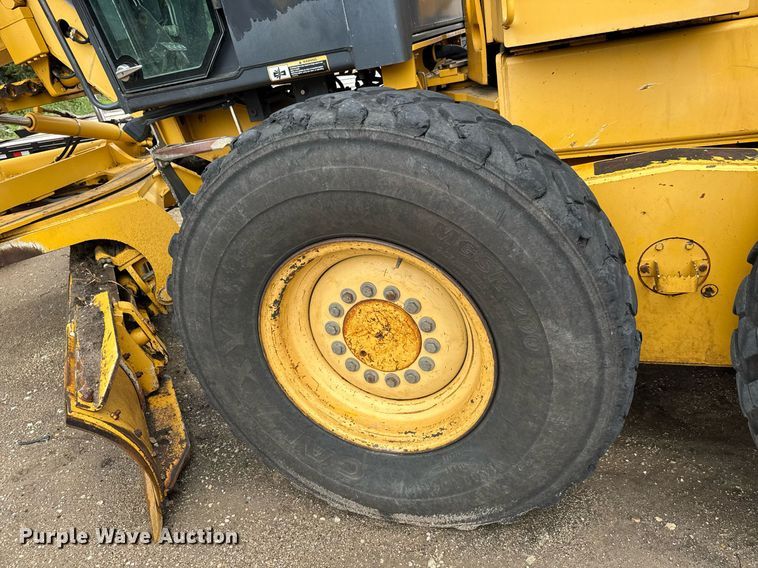 image for item DY0073 2004 John Deere 772CH Series II motor grader