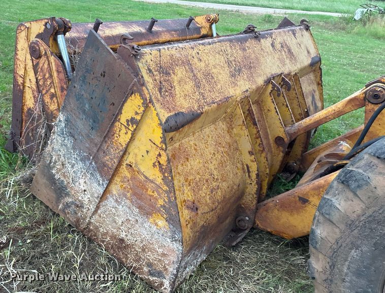 image for item DY0511 1977 John Deere 444 wheel loader