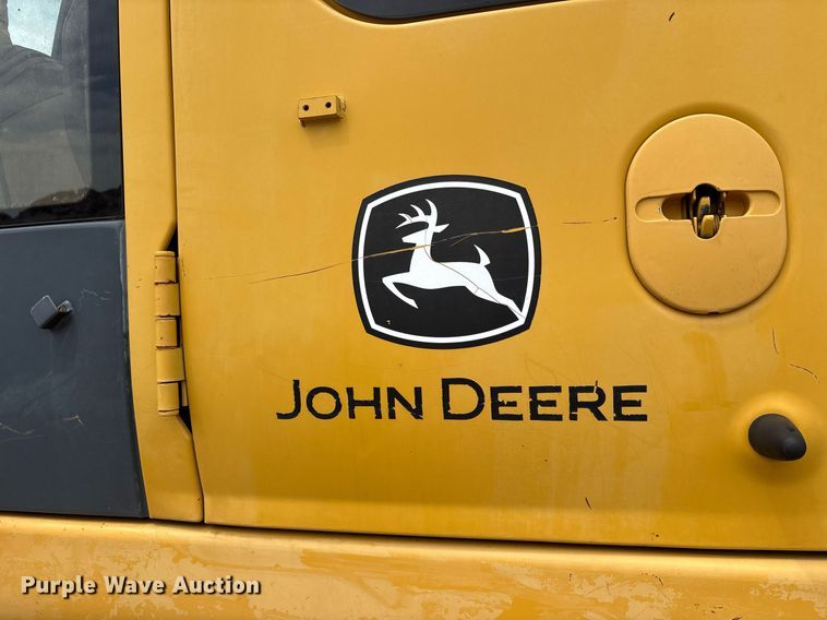 image for item DY0517 2002 John Deere 230C LC excavator