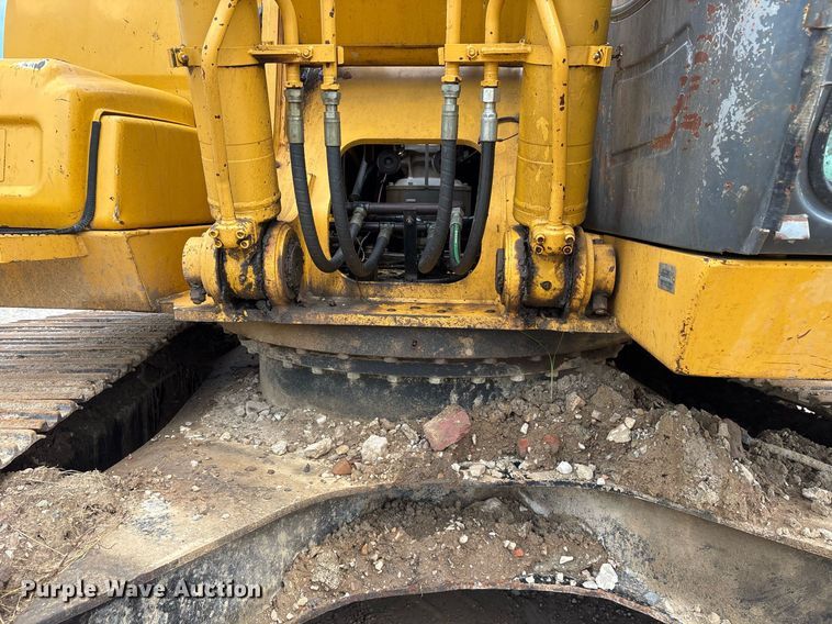 image for item DY0517 2002 John Deere 230C LC excavator