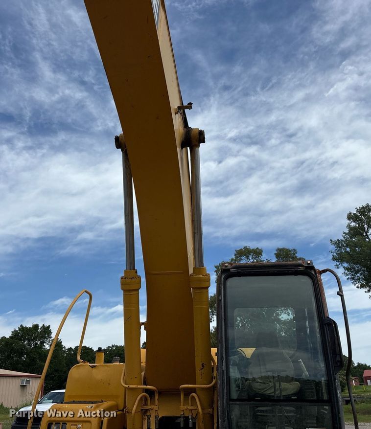 image for item DY0517 2002 John Deere 230C LC excavator