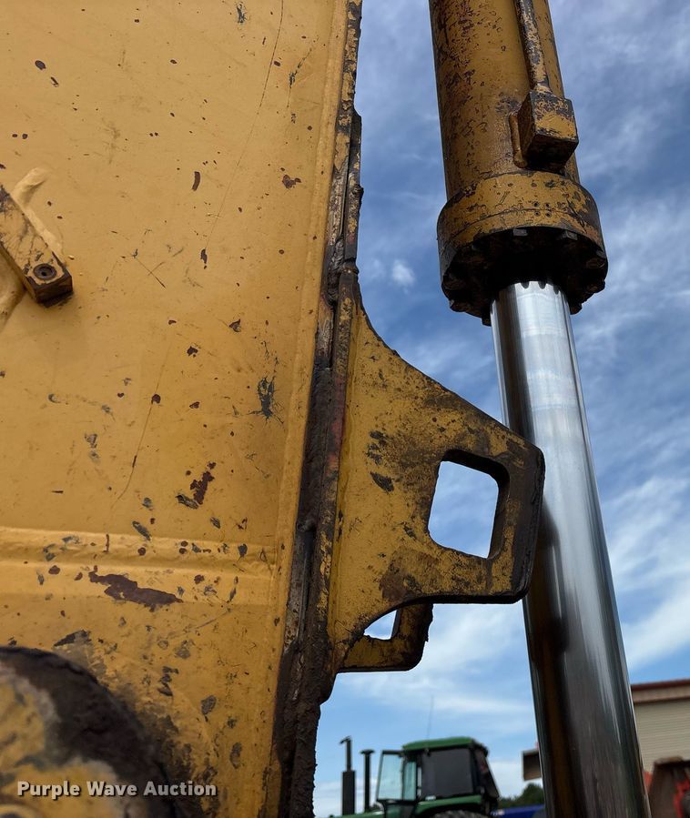 image for item DY0517 2002 John Deere 230C LC excavator