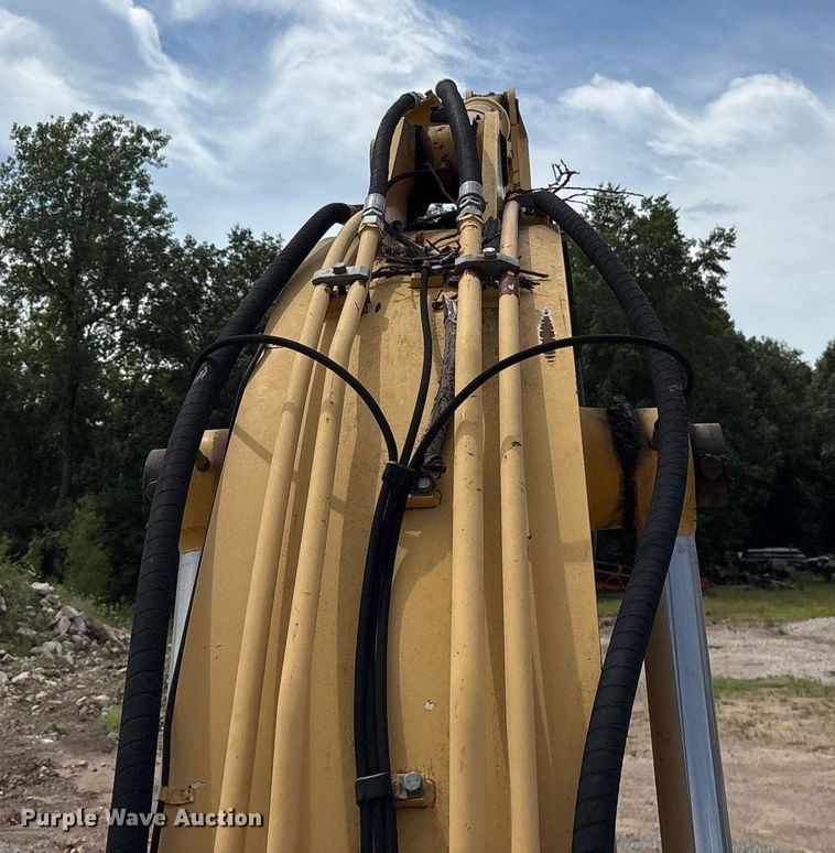 image for item DY0517 2002 John Deere 230C LC excavator