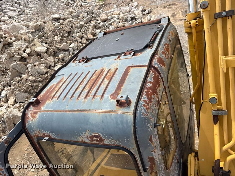 image for item DY0517 2002 John Deere 230C LC excavator