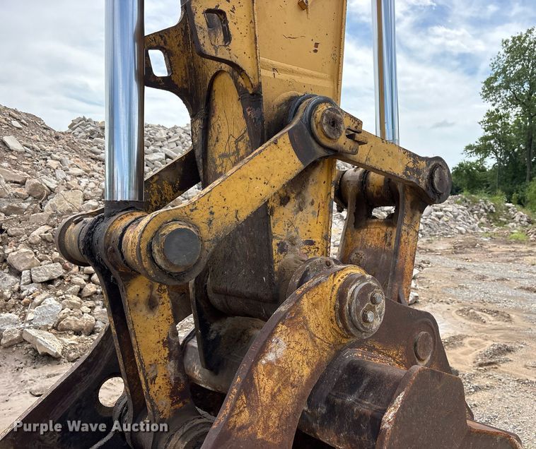 image for item DY0517 2002 John Deere 230C LC excavator