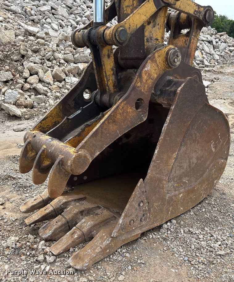 image for item DY0517 2002 John Deere 230C LC excavator