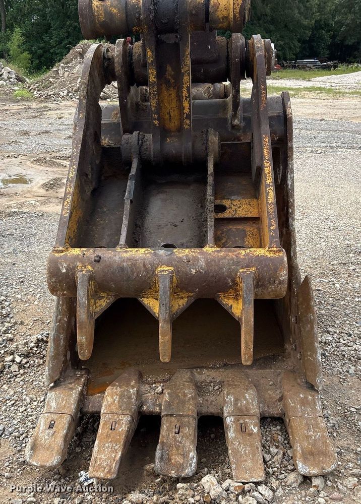 image for item DY0517 2002 John Deere 230C LC excavator