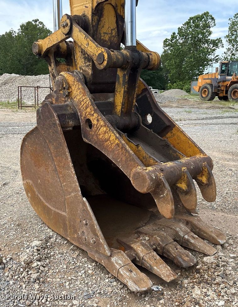 image for item DY0517 2002 John Deere 230C LC excavator