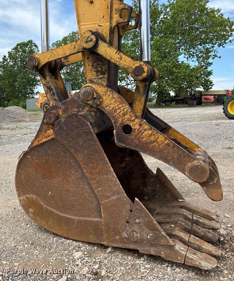 image for item DY0517 2002 John Deere 230C LC excavator