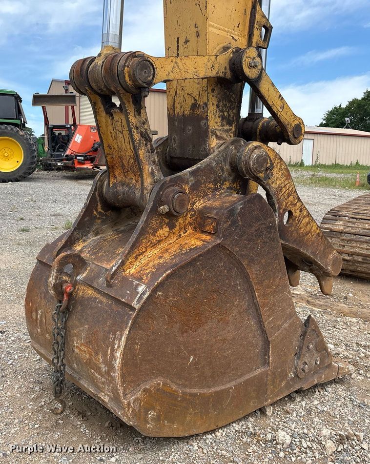 image for item DY0517 2002 John Deere 230C LC excavator