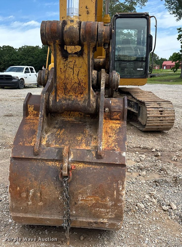 image for item DY0517 2002 John Deere 230C LC excavator