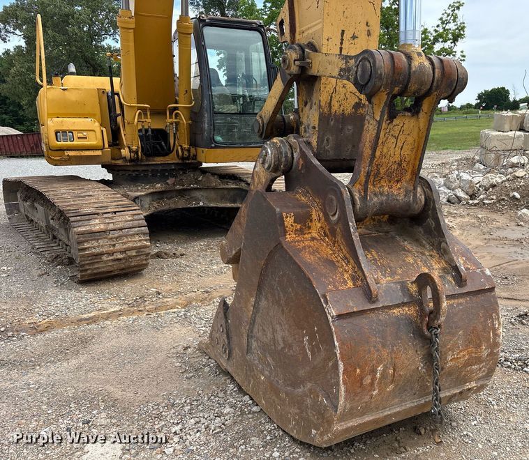 image for item DY0517 2002 John Deere 230C LC excavator