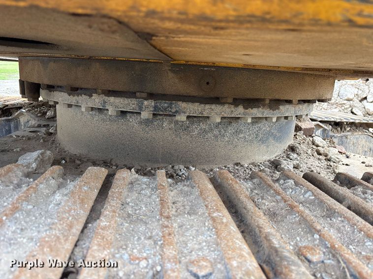 image for item DY0517 2002 John Deere 230C LC excavator