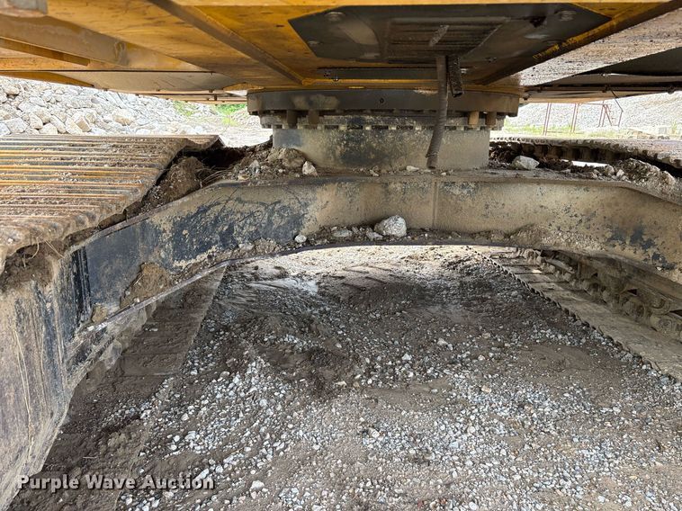 image for item DY0517 2002 John Deere 230C LC excavator