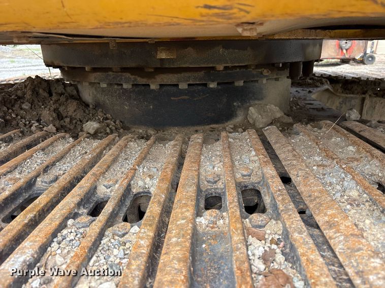 image for item DY0517 2002 John Deere 230C LC excavator