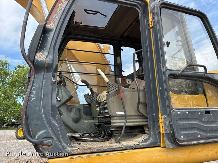 image for item DY0517 2002 John Deere 230C LC excavator