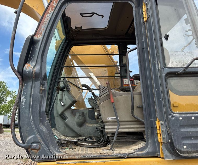 image for item DY0517 2002 John Deere 230C LC excavator